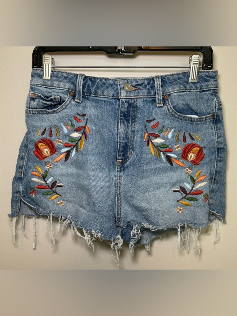 Guess Embroidered Denim Shorts Floral Boho Cutoff Raw‎ Hem Festival Summer Fall